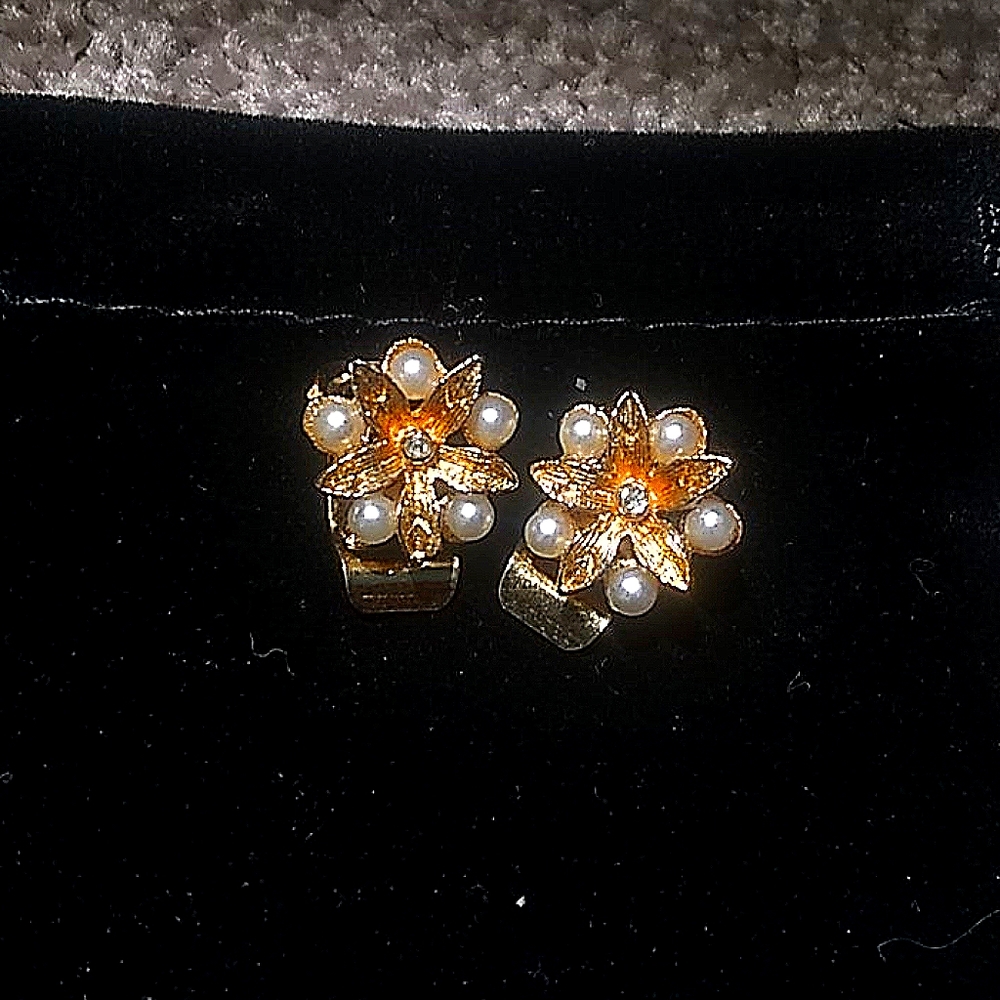 Beautiful dainty flowers earrings